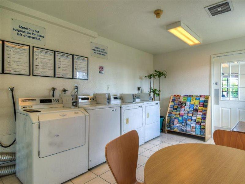 Motel 6-Escondido, Ca Екстер'єр фото