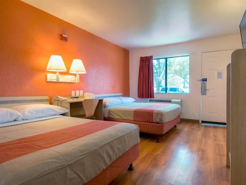 Motel 6-Escondido, Ca Екстер'єр фото